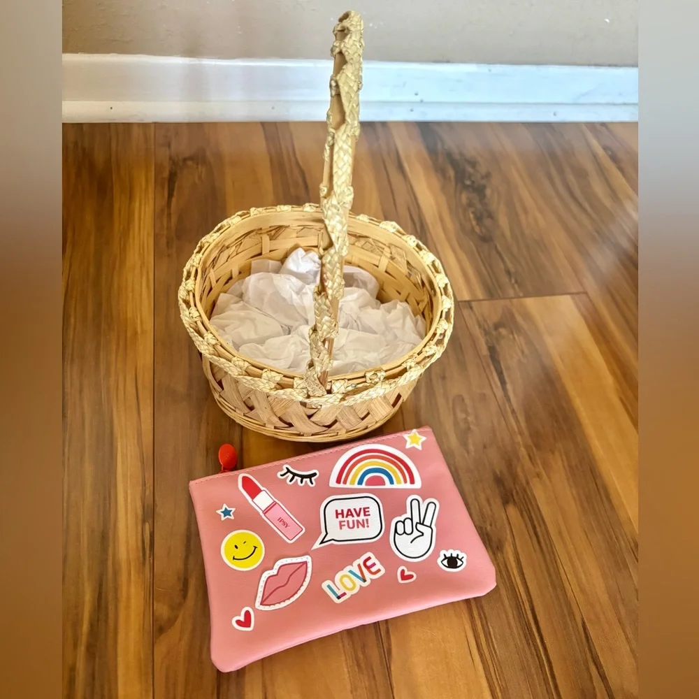 Valentine’s Day gift basket spa set edu de parfum socks nail polish face mask - Picture 16 of 16